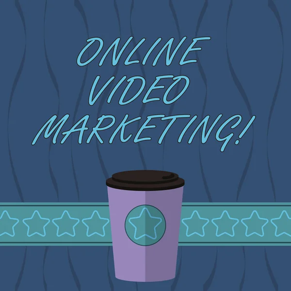 Texte d'écriture Word Marketing vidéo en ligne. Concept d'entreprise pour engager la vidéo dans les campagnes de marketing 3D Coffee To Go Cup avec couvercle et étoiles sur bande espace de texte vide . — Photo