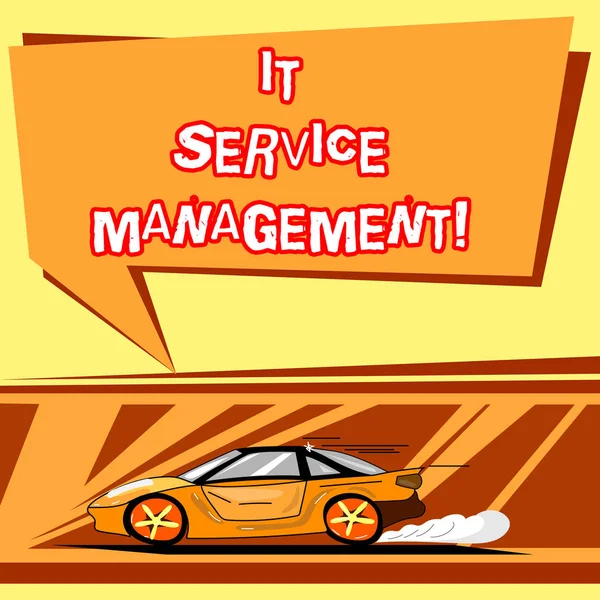 Escrita à mão escrita de texto It Service Management. Conceito que significa o processo de alinhamento de serviços de TI corporativos Carro com ícone de movimento rápido e exaustão fumaça cor branca Speech Bubble . — Fotografia de Stock