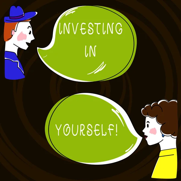 Tekstskilt som viser Investering i Deg selv. Begrepsfoto Lære nye ferdigheter Utvikle seg profesjonelt Håndtegnet mann og Wo-analyse Talking photo with Blank Color Speech Bubble . – stockfoto