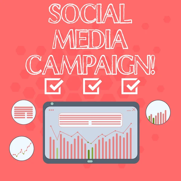 소셜 미디어 캠페인을 보여주는 텍스트 기호. 개념 사진 홍보 브랜드 또는 서비스 디지털 조합의 열 선 데이터 그래픽 차트 태블릿 화면에 소셜 네트워크의 사용. — 스톡 사진