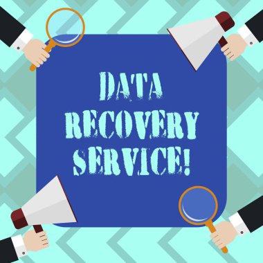 Veri kurtarma hizmeti gösterilen metin işareti. Kavramsal fotoğraf erişilemez ya da kayıp veri Hu analiz eller her Holding Büyüteç Camı ve megafon 4 köşe üzerinde işlemi.