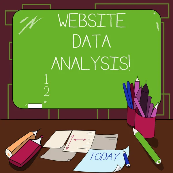 Nota escrita que muestra el análisis de datos del sitio web. Análisis de presentación de fotos de negocios e informe de datos web para mejorar la página web Pizarra montada con herramientas de escritura de tiza Hojas en el escritorio . — Foto de Stock