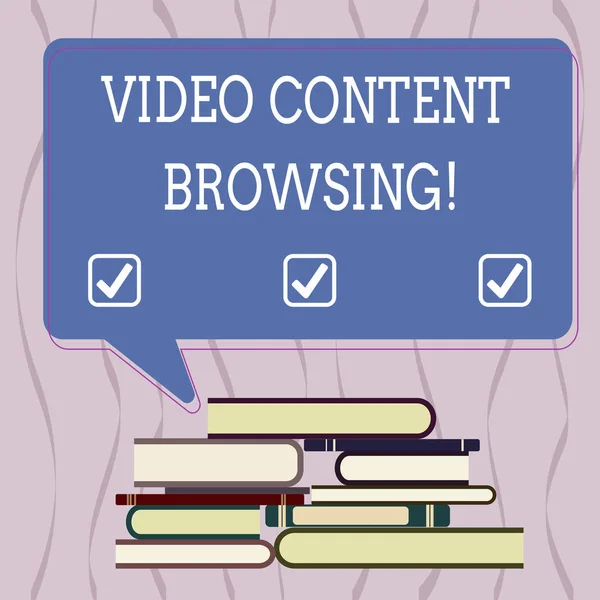 Концептуальный почерк, показывающий просмотр видео контента. Просмотр видео контента для того, чтобы удовлетворить неравномерную кучу жестких книг и прямоугольный пузырь речи . — стоковое фото