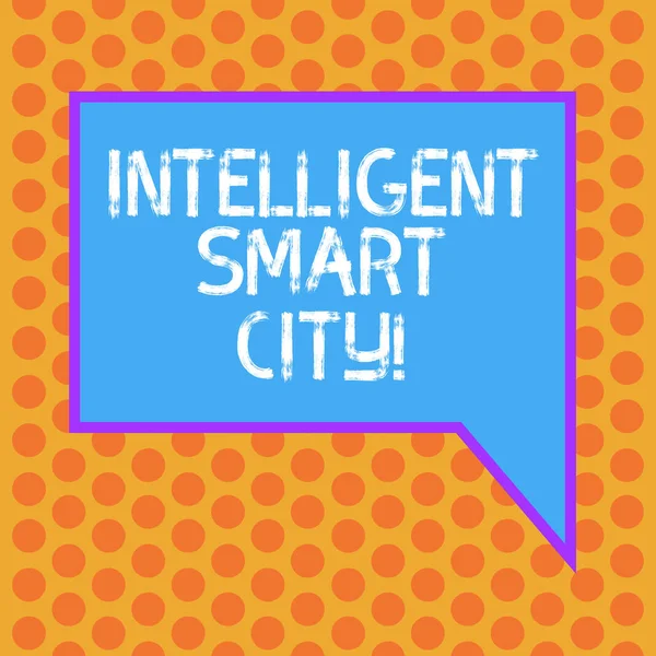 Escrevendo nota mostrando Intelligent Smart City. Foto de negócios mostrando a cidade que tem uma infraestrutura de energia mais inteligente Bolha de fala em branco de cor retangular com foto de fronteira Mão direita . — Fotografia de Stock