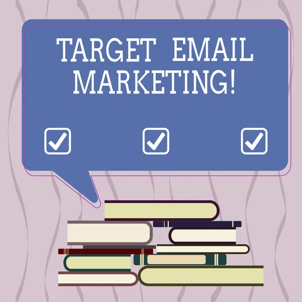 Scrittura concettuale a mano che mostra Target Email Marketing. Business photo testo della pubblicità viene inviato ad un elenco di destinatari irregolare mucchio di libri rilegati rigidamente e rettangolare discorso bolla . — Foto Stock