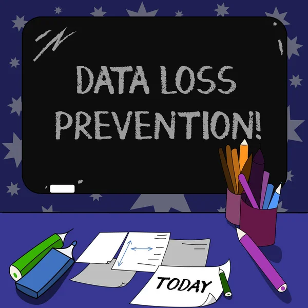 Konceptuella hand skriva visar Data Loss Prevention. Företag foto text program som identifierar potentiella data bryter mot monterad Blackboard med krita skriva verktyg lakan på skrivbord. — Stockfoto