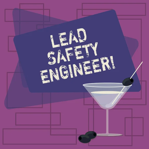 Signo de texto que muestra a Lead Safety Engineer. Conceptual foto desarrollar políticas para garantizar la seguridad de un todo preocupaciones Copa de vino lleno de cóctel con aceituna en el borde en blanco Color Texto Espacio . —  Fotos de Stock