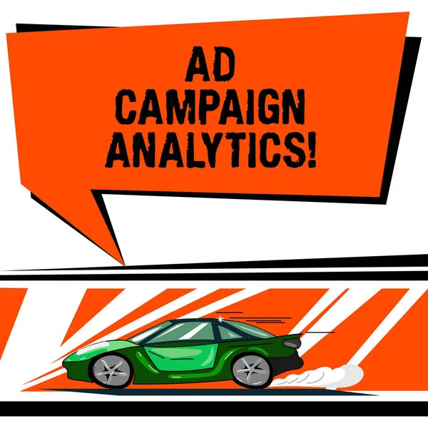Ordet skriver text annons kampanj Analytics. Affärsidé för monitor kampanjer och deras respektive resultat bil med snabb rörelse ikonen och evakuera rök Blank färg pratbubblan. — Stockfoto