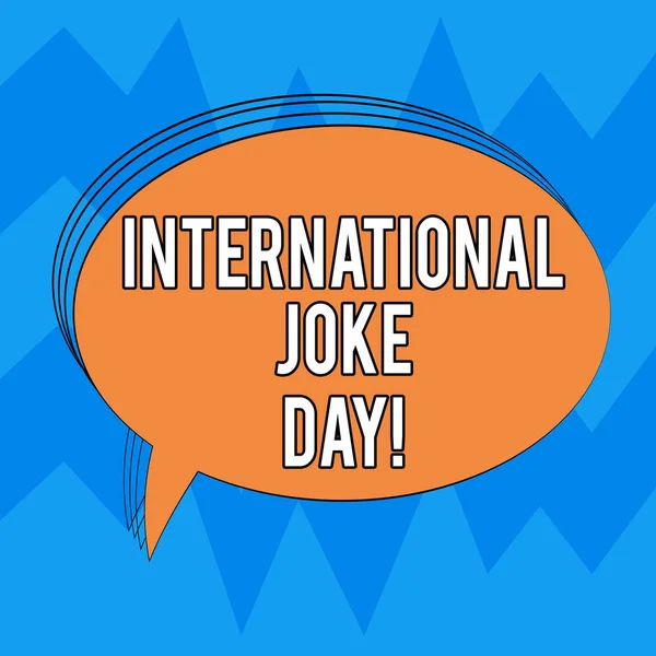 Uwaga piśmie Wyświetlono Międzynarodowy Dzień żart. Biznesowe zdjęcie prezentujący wakacje z okazji korzyści z dobrego humoru owalne opisane stałe kolor Bubble pusty tekst dymka zdjęcie. — Zdjęcie stockowe