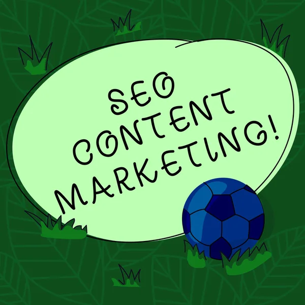 Texto de caligrafia Seo Content Marketing. Conceito que significa a publicação de material projetado para promover uma bola de futebol marca na grama e branco delineado cor redonda Shape foto . — Fotografia de Stock