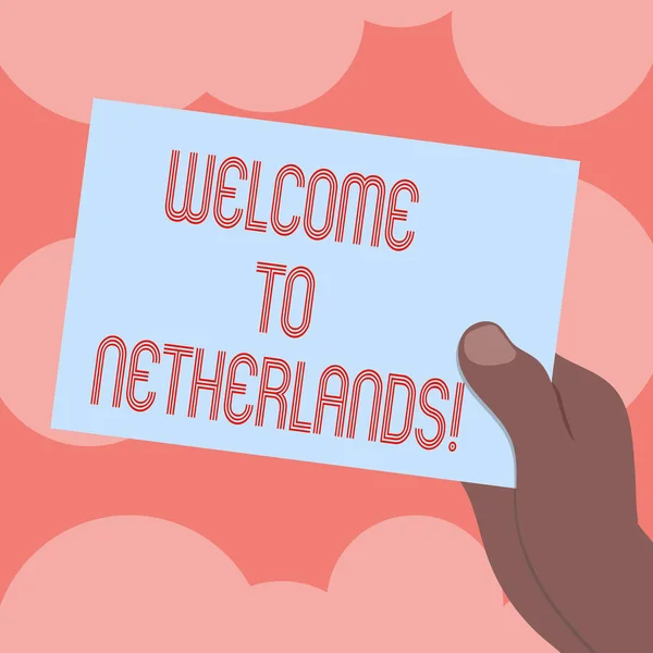 Schrijven van notitie weergegeven: Welkom naar Nederland. Zakelijke foto presentatie van warme groet aan de bezoekers van Nederland getrokken Hu analyse Hand Holding leeg kleur papier karton. — Stockfoto