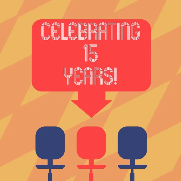 Signo de texto que muestra Celebrando 15 Años. Foto conceptual Conmemorar un día especial después de 15 años de aniversario Blank Space Color Arrow Apuntando a una de las tres sillas giratorias foto . — Foto de Stock