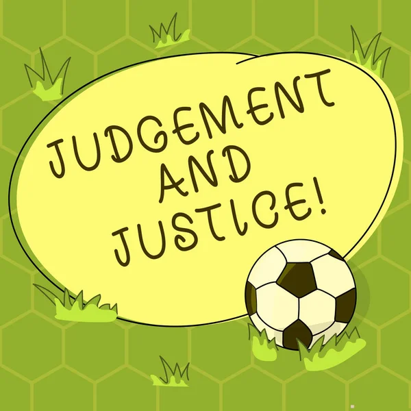 Conceptuele hand schrijven weergegeven oordeel en rechtvaardigheid. Zakelijke foto presentatie van systeem van wetten in een land dat rechters tonen voetbal op het gras en lege ronde vorm van de kleur foto. — Stockfoto