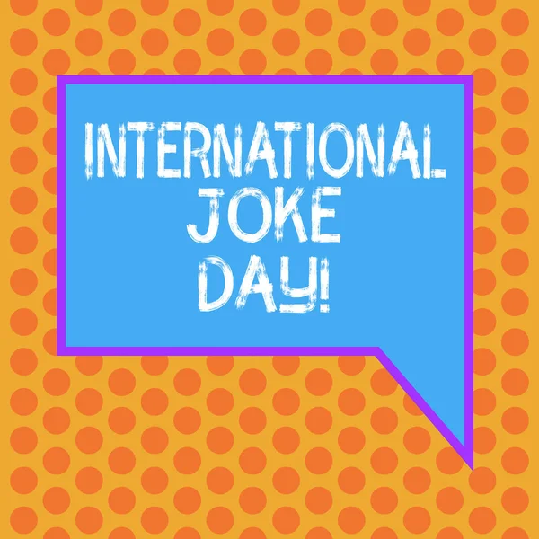 Uwaga piśmie Wyświetlono Międzynarodowy Dzień żart. Biznes Fotografia wakacje z okazji korzyści z dobrego humoru puste prostokątne kolor dymek z granicy zdjęcie prawą rękę gablota. — Zdjęcie stockowe