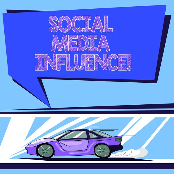 Texto de caligrafia Social Media Influence. Conceito significado Indivíduos capacidade de afetar os outros pensando carro com ícone de movimento rápido e exaustão fumaça branco cor Speech Bubble . — Fotografia de Stock