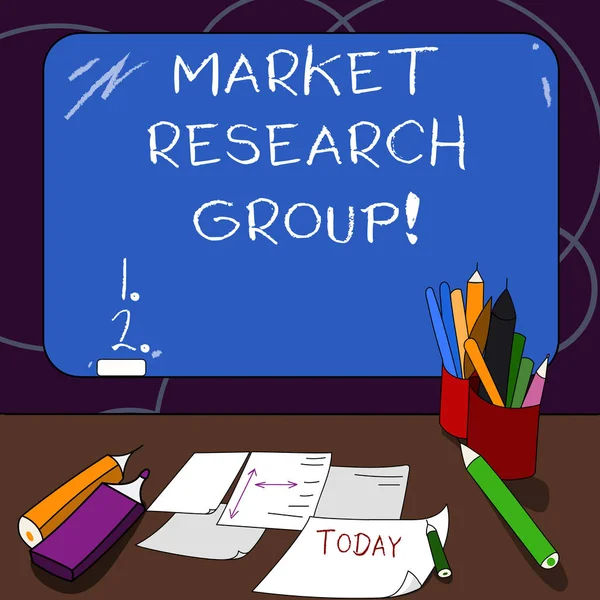 手写文本市场研究组 概念含义收集有关目标市场或客户的信息安装在空白彩色黑板与粉笔和书写工具表在办公桌上 — 图库照片
