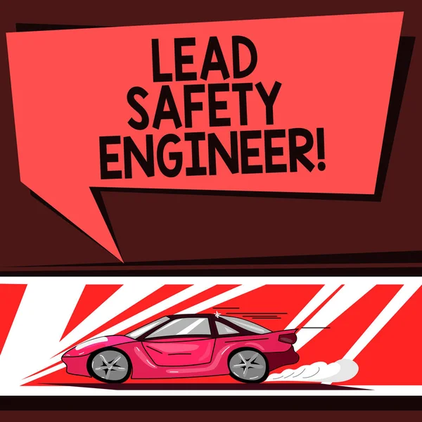 Texto de escritura de palabras Ingeniero principal de seguridad. Concepto de negocio para desarrollar políticas que garanticen la seguridad de un coche con todas las preocupaciones icono de movimiento rápido y humo de escape en blanco burbuja de voz de color . —  Fotos de Stock