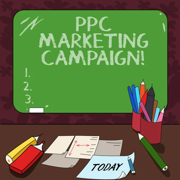 Word Writing Text ppc Marketing Kampagne. Business-Konzept für eine Gebühr zu zahlen, jedes Mal, wenn eine ihrer Anzeigen angeklickt wird montiert leere farbige Tafel mit Kreide und Schreibgeräten Blätter auf dem Schreibtisch. — Stockfoto