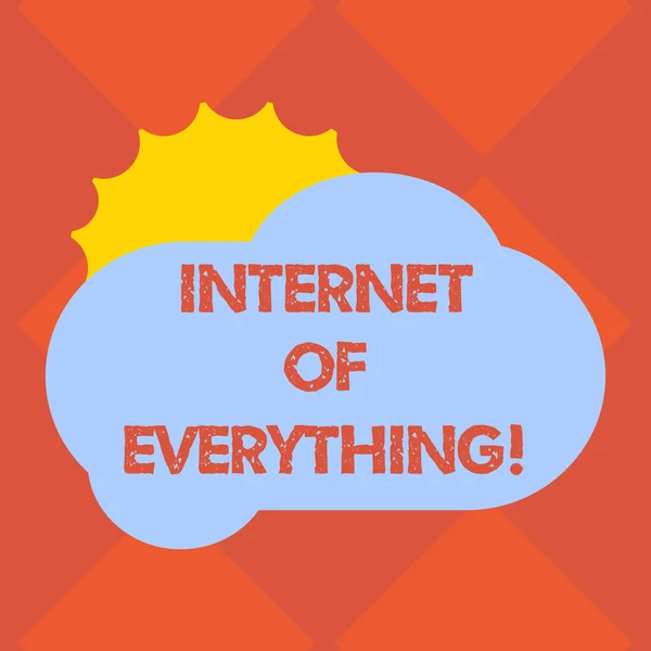 Scrittura di testi a mano Internet Of Everything. Concetto che significa rete di cose interagiscono e si connettono tra loro Sun Hiding Shining Behind Blank Fluffy Color Cloud foto per Poster Ads . — Foto Stock