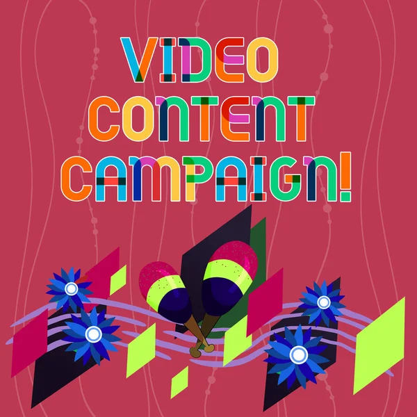 Почерк написания текста Видео-кампания контента. Концепция означает интеграцию видео в маркетинговые кампании Красочный инструмент Маракас ручной работы цветы и изогнутый музыкальный персонал . — стоковое фото