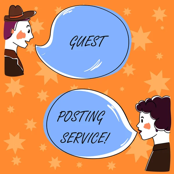 Texto de escritura a mano Guest Posting Service. Concepto que significa acto de contribuir con un post a otros blogueros es el sitio web Hand Drawn Man and Wo analysis Talking photo with Blank Color Speech Bubble . — Foto de Stock