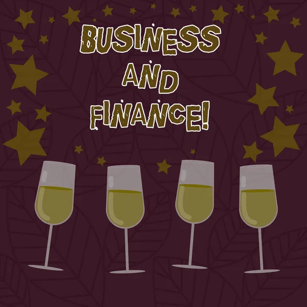 Conceptuele hand schrijven tonen Business en Finance. Zakelijke foto tekst beheer van activa en geld van een organisatie gevuld Cocktail wijn met verspreide sterren Confetti Roemer. — Stockfoto