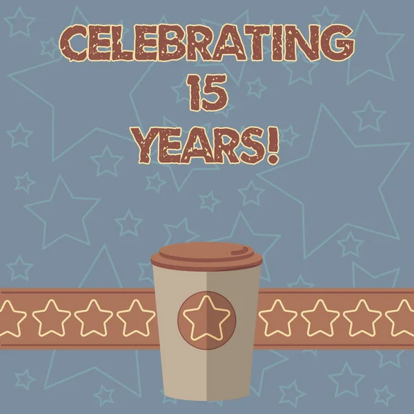 Escrita à mão escrita de texto Celebrando 15 Anos. Conceito significado Comemorando um dia especial após 15 anos aniversário 3D Coffee To Go Cup com tampa e estrelas na tira espaço em branco texto . — Fotografia de Stock
