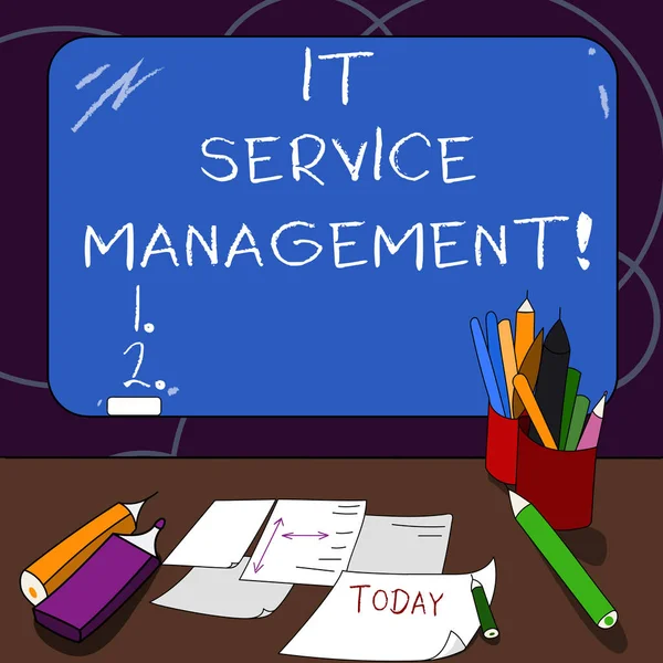 Handschriftlicher Text, Service Management. Konzept bedeutet, dass der Prozess der Ausrichtung Unternehmen Dienstleistungen montiert leere farbige Tafel mit Kreide und Schreibwerkzeuge Blätter auf dem Schreibtisch. — Stockfoto