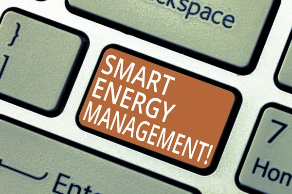 Texto de caligrafia Smart Energy Management. Conceito significado Diminuir a dependência do consumidor da energia convencional Teclado chave Intenção de criar mensagem de computador pressionando ideia teclado . — Fotografia de Stock