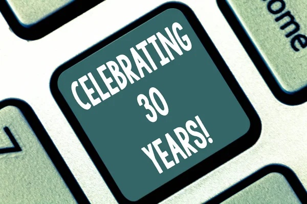축 하 하는 30 년을 보여주는 글을 참고. 비즈니스 사진 전시 되 고 30 년 함께 특별 한 날을 기념 하 여 키보드 키 누르면 키패드 아이디어 컴퓨터 메시지를 만들려고 의도. — 스톡 사진