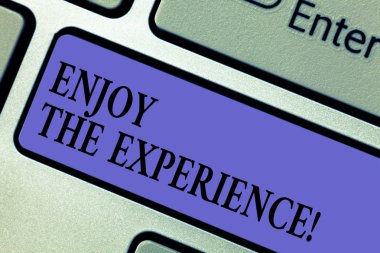 Enjoy The Experience gösterilen Not yazma. Klavye tuşuna basarak tuş takımı fikir bilgisayar ileti oluşturmak için niyet içinde bulunduğunuz durumu zevk alarak vitrine iş fotoğraf.