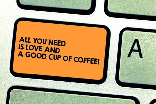 Alles, was man braucht, ist Liebe und eine gute Tasse Kaffee. Konzept bedeutet Roanalysisce mit Heißgetränken Tastatur-Taste Absicht, Computer-Nachricht drücken Tastatur-Idee erstellen. — Stockfoto
