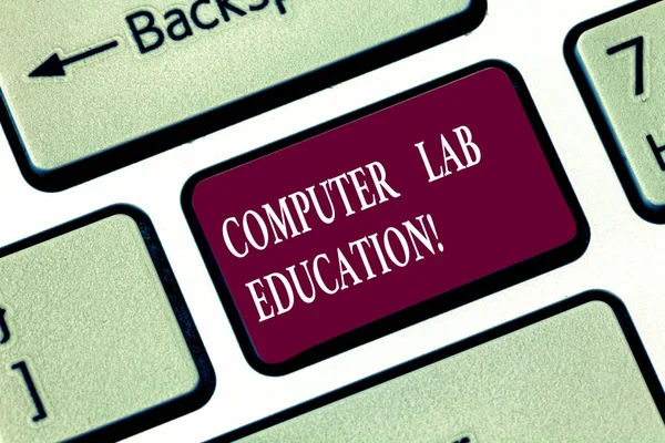 참고 컴퓨터 연구소 교육을 보여주는 작성. 비즈니스 사진 방 또는 학교 키보드 키 누르면 키패드 아이디어 컴퓨터 메시지 작성 하는 의도에서 컴퓨터 사용을 갖춘 공간을 보여주는. — 스톡 사진