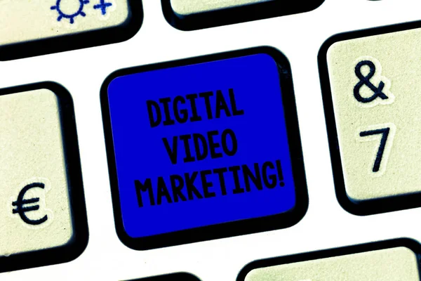 Ecriture conceptuelle montrant le marketing vidéo numérique. Business photo text utilise des contenus vidéo pour promouvoir une marque ou un produit Clavier Intention de créer une idée de message informatique . — Photo