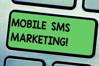 Cep Sms pazarlama yazma el yazısı metin. Metni klavye tuşuna basarak tuş takımı fikir bilgisayar ileti oluşturmak için niyet üzerinden müşterileri ile etkileşim kavramı anlam kampanya.
