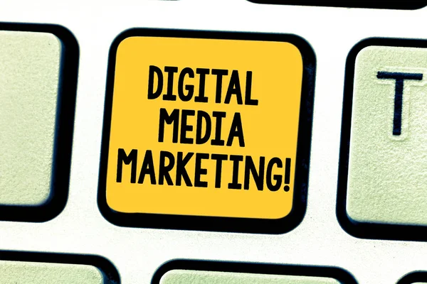 Текст для записи слов Digital Media Marketing. Бизнес-концепция для использования многочисленных цифровых тактик и каналов для создания идеи нажатия клавиатуры на сообщение компьютера . — стоковое фото