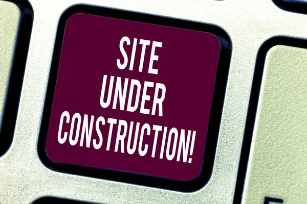 Signo de texto que muestra Site Under Construction. Foto conceptual Implica que algo se está construyendo por primera vez Teclado clave Intención de crear mensaje de computadora presionando el teclado idea . —  Fotos de Stock