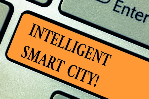 Tekst pisma inteligentne Smart City. Koncepcja, czyli miasto, które ma mądrzejszy energii infrastruktury klawiatura klucz zamiar utworzyć wiadomość komputer naciskając klawisz klawiatury, pomysł. — Zdjęcie stockowe