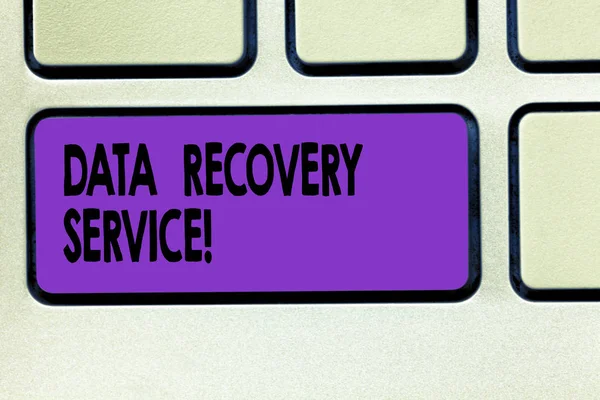 Word scrittura testo Data Recovery Service. Business concept per il processo di recupero dei dati inaccessibili o persi Tastiera Intenzione di creare messaggi informatici premendo l'idea della tastiera . — Foto Stock