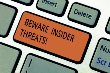 Insider tehdit dikkat gösterilen metin işareti. Kavramsal fotoğraf ağ klavye tuşuna basarak tuş takımı fikir bilgisayar ileti oluşturmak için niyet içinde kötü amaçlı saldırı hakkında dikkatli olun