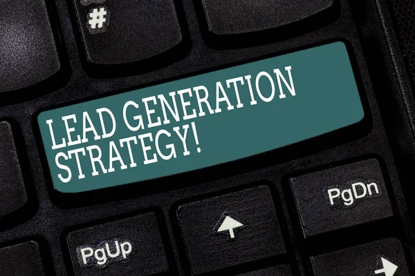 Escritura a mano de texto Lead Generation Strategy. Concepto significado Enfoque en la iniciación del interés del consumidor Teclado clave Intención de crear mensaje de ordenador pulsando el teclado idea . — Foto de Stock