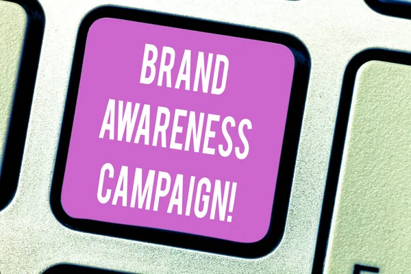 Handschrift-Text-Markenbewusstseinskampagne. Konzept bedeutet, wie bewusst die Verbraucher mit Ihren Produkten Tastatur-Taste Absicht, Computer-Nachricht drücken Tastatur Idee zu erstellen. — Stockfoto