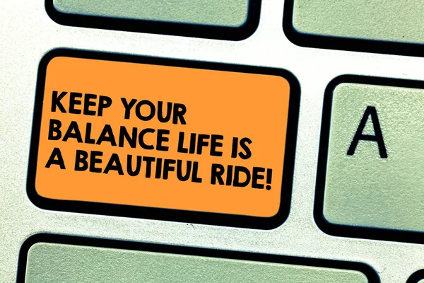 Текст почерка Keep Your Balance Life Is A Beautiful Ride. Сочетание работы и досуга Клавиатурная клавиша Намерение создания компьютерных сообщений с помощью клавиатуры . — стоковое фото