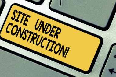 El yazısı metin Site yapım aşamasında. Implies bir şey anlam kavramı ilk kez klavye tuşuna basarak tuş takımı fikir bilgisayar ileti oluşturmak için niyet inşa ediliyor.