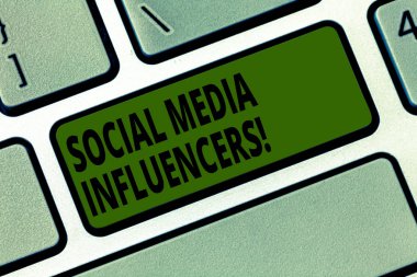 Kavramsal el sosyal medya Influencers gösterilen yazma. Kim onların bilgi klavye tuşu niyeti bilgisayar ileti fikir oluşturmak için bir üne sahiptir gösteren iş fotoğraf metin.
