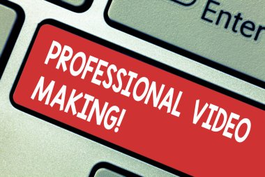 Profesyonel Video yapma gösterilen metin işareti. Kavramsal fotoğraf film yapımı bir uzman klavye tuşuna basarak tuş takımı fikir bilgisayar ileti oluşturmak için niyet tarafından dijital olarak kaydedilmiş görüntüleri.