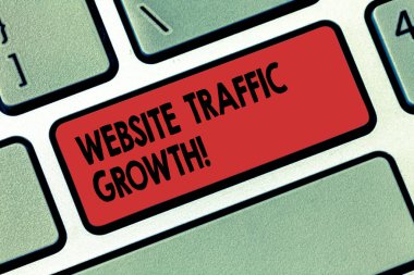 Web sitesi trafik büyüme gösteren Not yazma. Ziyaretçi sayısı bir site klavye tuşuna basarak tuş takımı fikir bilgisayar ileti oluşturmak için niyet ölçer pazarlama metrik vitrine iş fotoğraf.