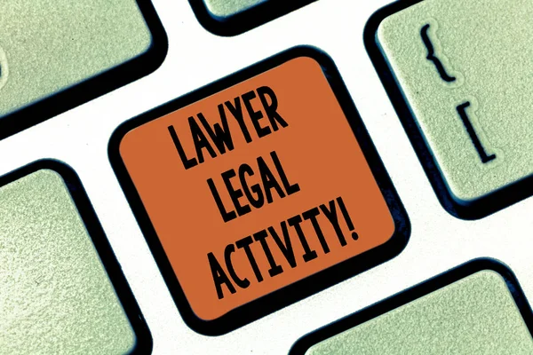 概念的な手書きの弁護士の法的な活性を示します。事業写真展示ケースを準備し、法主キーボードのキー メッセージをアイデアのコンピューターを作成する意図に助言を与える. — ストック写真