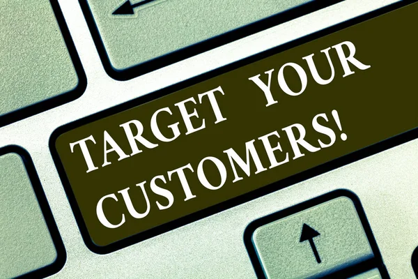 Ecriture conceptuelle montrant Target Your Customers. Texte de la photo d'affaires Visez les clients qui sont les plus susceptibles d'acheter de vous Clavier Intention de créer une idée de message informatique . — Photo