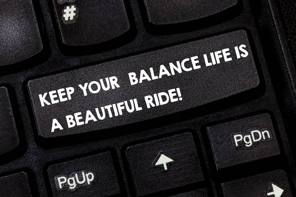 Текст для написания слов Keep Your Balance Life Is A Beautiful Ride. Бизнес-концепция для сочетания работы и досуга Клавиатурная клавиша Намерение создать компьютерные сообщения нажатием клавиатуры идея . — стоковое фото